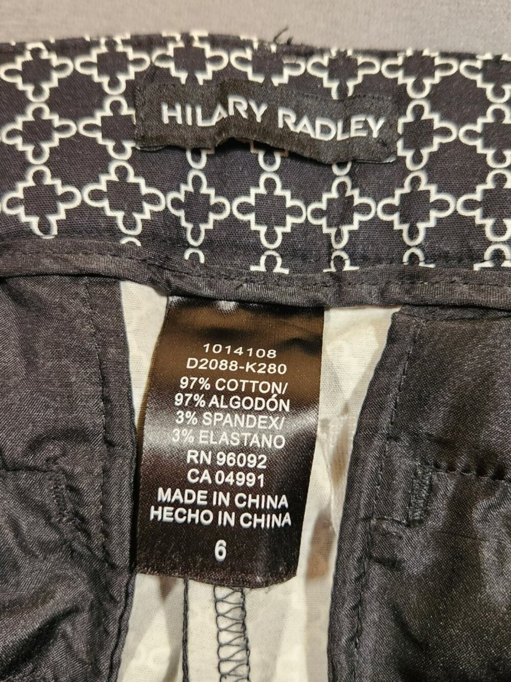 Hilary Radley Women's Capri Pants Size 6 Black/White geometric shapes - Picture 8 of 12